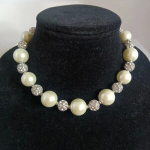 🦋 Pearl Crystal Balls Necklace Magnetic Closure